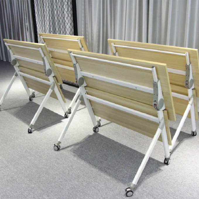 طاولات غرفة التدريب الفصول الدراسية الخشبية قابلة للطي قمم طاولة المؤتمر قابلة للطي مع عجلات