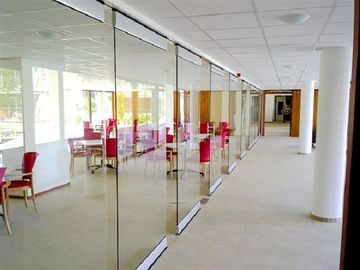 12 مم سمك زجاج شفاف انزلاق الجدران التقسيم لغرفة الاجتماعات