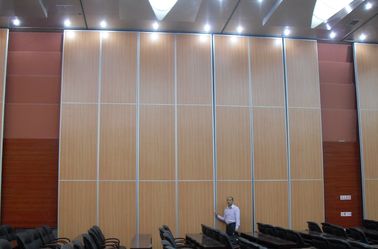 الجدران الخشبية القابلة للتحريك قابلة للطي لغرفة الاجتماعات نظام تعليق أعلى