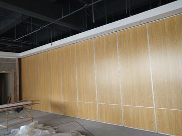 نظام جدار مطعم التقسيم متعدد الألوان مع الألومنيوم عربة للطي انزلاق الأبواب