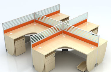 أقسام أثاث المكاتب متعددة الألوان ، زجاج مكتب بلوري ومعدني مفتوح 4 أشخاص مكتب محطة العمل