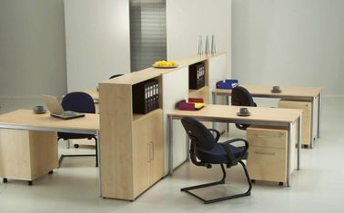أقسام أثاث المكتب OEM ، 6 محطة عمل مكتب مقاعد مع الجانبية الكابينة