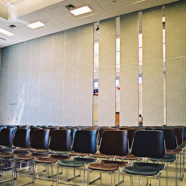 غرفة اجتماعات مقسم عازل للصوت باب قابل للطي نظام التقسيم الصوتي القابل للطي