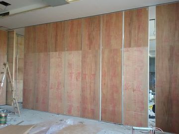 جدار قابل للتشغيل عازل للصوت في قاعة الولائم ، الجدران الخشبية ، قسم الجدران المنقولة
