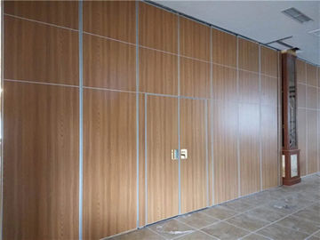 لوحة سماكة 65 مم انزلاق الألومنيوم المسار خشبية قابلة للطي الجدران التقسيم للفصل الدراسي