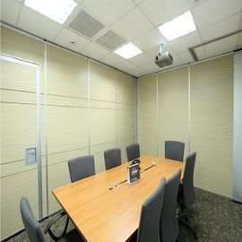 جدار قابل للطي من الألمنيوم قابل للتشغيل على جدار التقسيم المنقول لغرفة الاجتماعات