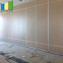 قسم جدران قابلة للطي وعازلة للصوت في دبي لمركز المؤتمرات