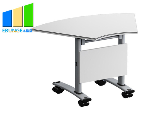 غرفة مكتب حديثة بتصميم بسيط طاولات تدريب متنقلة قابلة للطي بإطار معدني