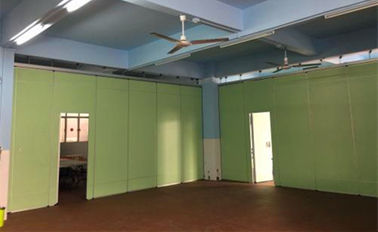 متعدد الألوان الأعلى شنقا سقف نظام قابلة للطي قسم لوحة الجدار لغرفة التدريب