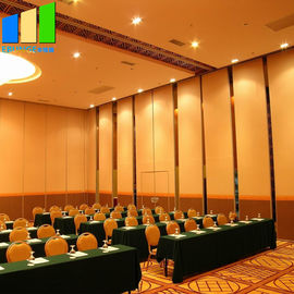جدران التقسيم قابلة للطي مقسم غرفة عازلة للصوت قابلة للإزالة جدار التقسيم القابل للتشغيل لمركز المؤتمرات